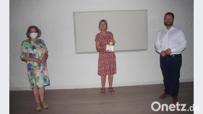 Eva Gibhardt (links) und Bürgermeister Matthias Grundler (rechts) bedankten sich bei Beate Eichinger für den Vortrag im Tagungszentrum der Burg Falkenberg. Bild: wro