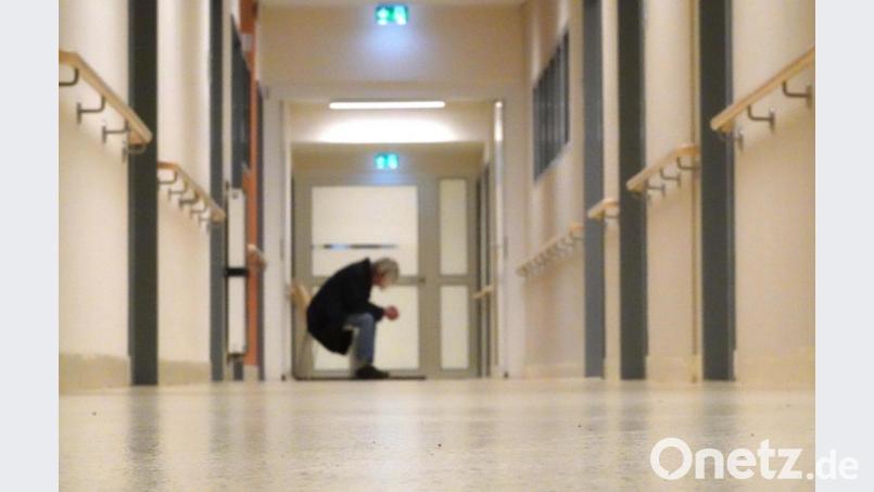 Ein Mann sitzt im Gang einer psychiatrischen Notaufnahme (Symbolbild). Wer in der Psychiatrie schlechte Erfahrungen gemacht hat oder mit seiner Behandlung unzufrieden ist, kann sich bald an Beschwerdestellen wenden, Archivbild: Tim Vogel