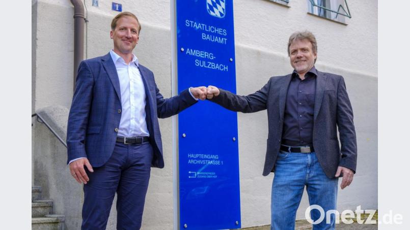 Leitender Baudirektor Roman Beer (rechts) begrüßt seinen neuen Stellvertreter, Baudirektor Tobias Bäumler (links), im Staatlichen Bauamt Amberg-Sulzbach. Bäumler stammt aus Eschenbach und wohnt in Weiherhammer. Zuletzt leitete er die Dienststelle Fürth der Autobahndirektion Nordbayern. Bild: Thomas Geiger/exb
