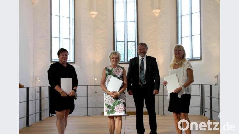 Die Dankurkunden überreichte Bürgermeister Frank Zeitler (Zweiter von rechts) an (von links) Evi Thanheiser, Irene Ehemann und Heidi Eckl. Bild: Marko Pammer/exb