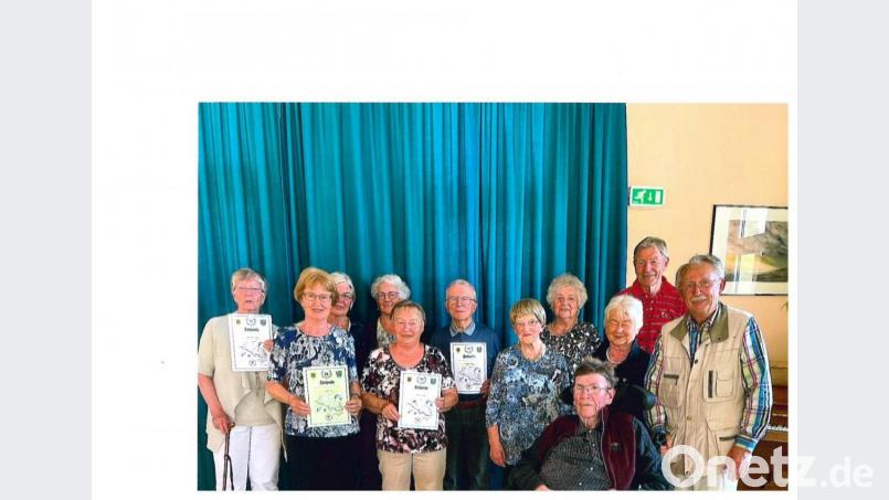 Die Schlesier ehren ihre Mitglieder mit (von links, hinten) Anna-Maria Dimpl, Rita Beimler, Margot Beer, Gerlinde und Johannes Gründl, Renate Dimper, Wilfried Karwat sowie (vorne) Regina Stich, Erika Hein, Heide Feineis, Lothar Fischer und Gerhard Krohn. Bild: Renate Trammer/exb