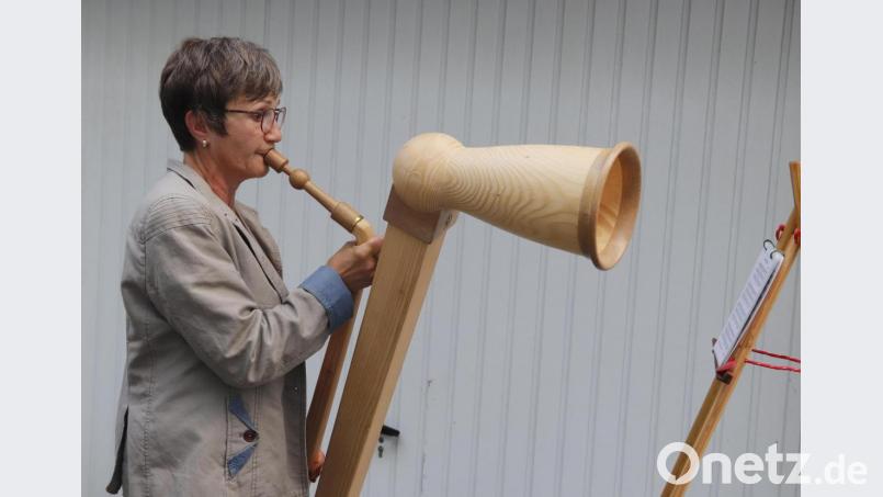 Barbara Schreiner sorgte für die musikalische Untermalung, hier mit dem eher selten zu hörenden Vogelhorn. Bild: mfh