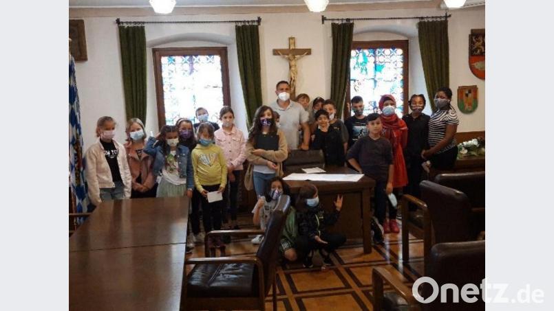 Im Sitzungssaal des Rathauses stellte sich Bürgermeister Marcus Gradl den Fragen der Schüler. Bild: rn