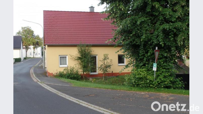 An der Einmündungstrompete (im Bild rechts) soll auf Beschluss des Gemeinderates eine Haltestelle für die sieben Schüler aus Riglasreuth errichtet werden. Bild: br