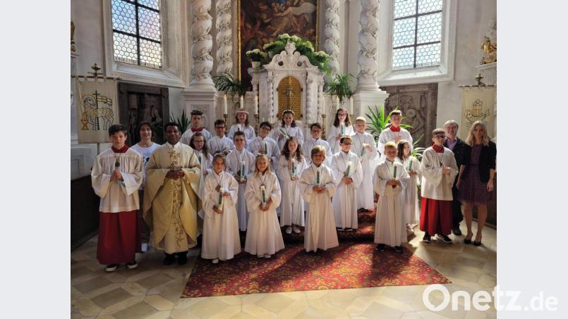 22 Kinder feierten Erstkommunion in zwei Gruppen. Unser Bild zeigt eine der Gruppen mit Pfarrer Georg Parampilthadathil (Dritter von links), Pastoralreferent Andreas Hartung (Zweiter von rechts), Religionslehrerin Reinhilde Bodensteiner (Zweite von. links) und Klassleiterin Kristina Pleier (rechts). Bild: hir
