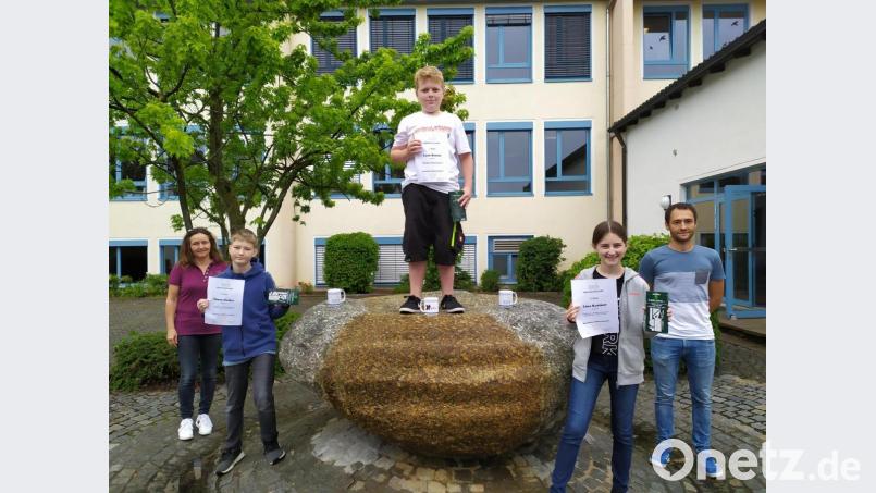 Die beiden Mathematiklehrer Katrin Schmidt (links) und Stefan Rank (rechts) gratulierten den Schulsiegern im Kopfrechnen-Wettbewerb der sechsten Klassen: dem Schulsieger Leon Banzer (oben stehend), dem zweiten Sieger Simon Fiedler (links) und der Drittplatzierten Lina Kastner (rechts). Bild: jzk