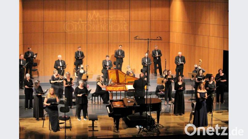 Minimalistische Besetzung - grandiose Glanzleistung als Kulturpreisträger der Stadt: Der Amberger Oratorienchor wurde am 14. April 1970 gegründet und feierte im vergangenen Jahr ein halbes Jahrhundert als musikalische Kulturbotschafter. Bild: Dagmar Williamson