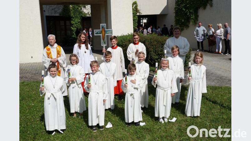 Die neun Erstkommunionkinder der ersten Gruppe nach der Messfeier mit Pfarrer i.R. Josef Beer (hinten, links) und Gemeindereferentin Kathrin Blödt (hinten, rechts). Bild: wec
