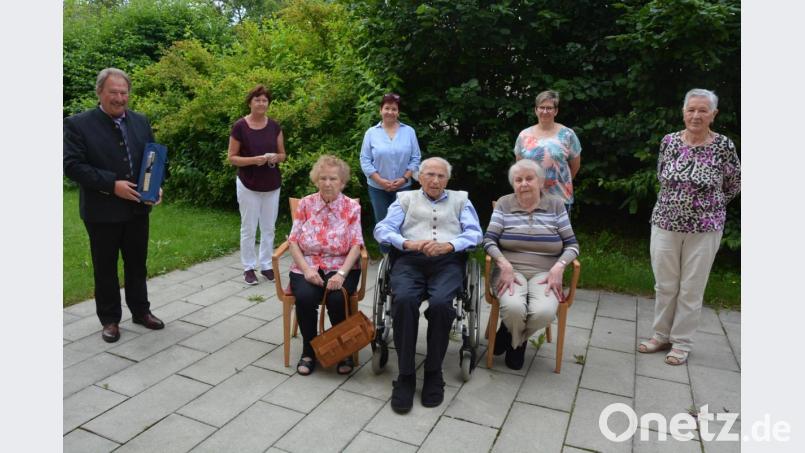 Seinen 90. Geburtstag feierte am Montag Wilfried Schultz (vorne, Mitte). Dazu gratulierten eine Ehefrau Christa (rechts neben ihm) und seine Schwester Johanna (links neben ihm) sowie (hinten, von links) Zweiter Bürgermeister Johann Brandl, Betreuungsassistentin Elisabeth Wenisch, Mihaela Rupp vom Phönix-Seniorenheim, Beatrix Misch und Siegrid Glässel vom Schlesierverein. Bild: jr