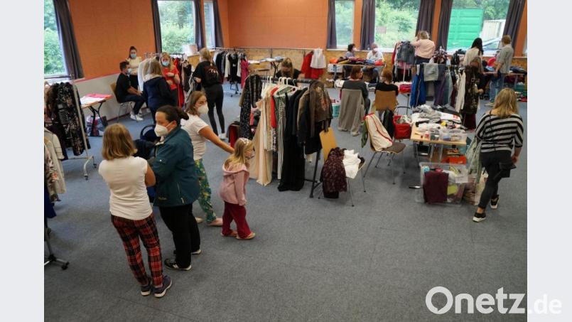 Anschauen, aussuchen und anprobieren - der Mädchenflohmarkt im Mehrgenerationentreff der Arbeiterwohlfahrt zog wieder viele Kunden an, die sich über die kleinen Preise freuten. Bild: wel