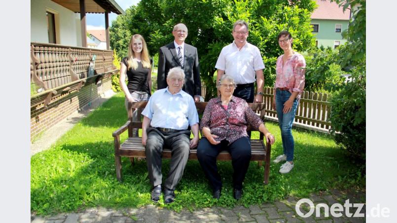 Das seltene Fest der Diamantenen Hochzeit konnten Xaver und Emilie Süß feiern. Das Bild zeigten sie zusammen mit Enkelin Annalena, Pfarrer Herbert Rösl, Bürgermeister Martin Prey und Schwiegertochter Christine (hinten, von links). Bild: boj