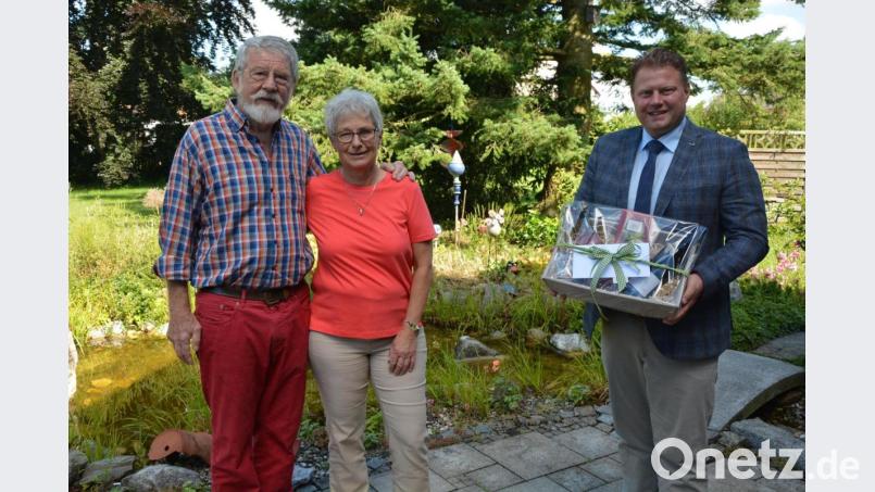 Goldene Hochzeit feierten jetzt Monika und Eduard Kraus. Die Glückwünsche der Stadt überbrachte Bürgermeister Stefan Grillmeier. Bild: jr