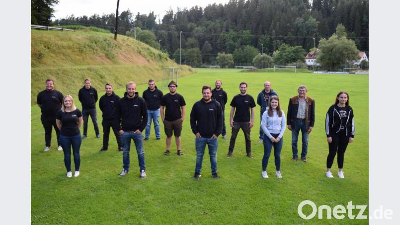 Die Totalen haben eine neue Vorstandschaft gewählt. Künftig führt Jonas Kraus (Mitte) den Verein. Bild: bnr