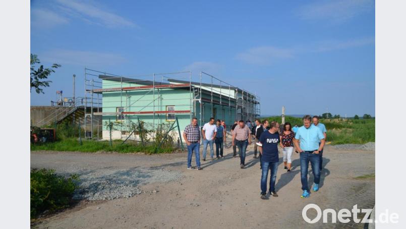 Der Bauausschuss besichtigt neues und fast fertiges Betriebsgebäude. Bild: ak