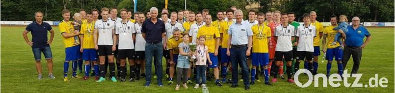 Die beiden Mannschaften sowie die Vorstände Robert Bayer vom SV (rechts) und Stefan Klamt vom TSV (links) sowie Bürgermeister Johannes Reger und Dritter Bürgermeister Reinhold Kastner (vorne) stellten sich zum Erinnerungsfoto an das 1. Gemeindederby auf. Bild: Norbert Martetschläger/exb