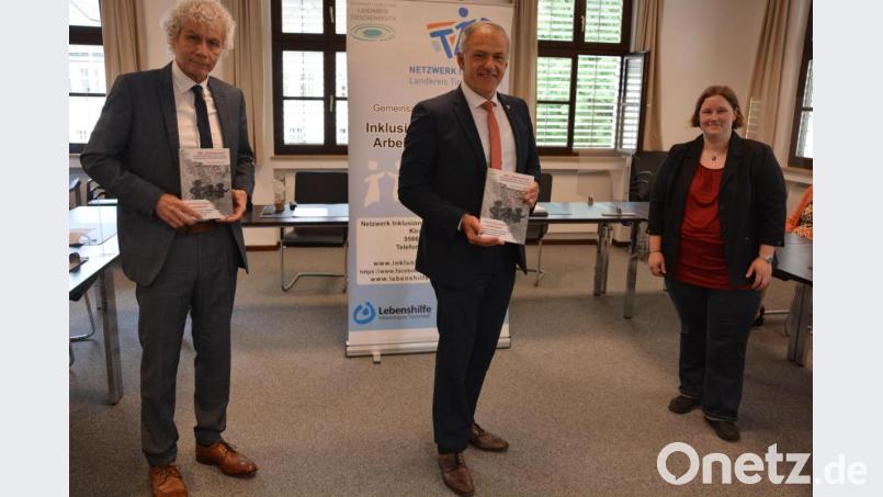 Wolfgang Lippert (links) wurde nach vier Jahren aus dem Amt des Vorsitzenden des Inklusionsbeirats verabschiedet, sein Nachfolger wurde Roland Grillmeier (Mitte). Buchgeschenke überreichte Christina Ponader. Bild: jr