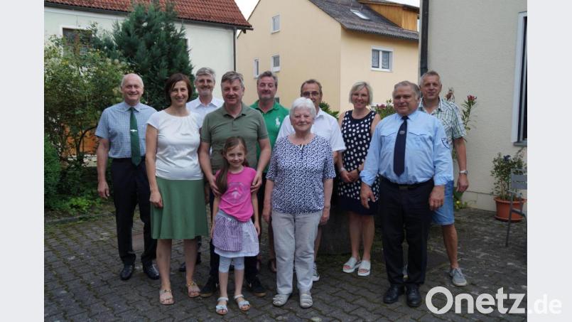 Karolina Thammer (vorne, Mitte) freute sich an ihrem 80. Geburtstag über die Glückwünsche ihrer Familie. Auch Bürgermeister Walter Schauer (links) und Vereinsabordnungen gratulierten. Bild: rkp
