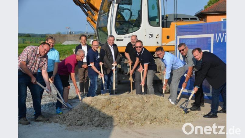 Zweiter Bürgermeister Rudi Heier, Gemeinderat Matthias Busch, Klärwärter Klaus Pühl, Diplomingenieur Manuel Zwick, Gemeinderat Thorsten Neugirg, Diplomingenieur Stefan Wolf, Bauleiter Holger Dederl und Norbert Nickl von der Firma Bauer, Bauamtsleiter Thomas Schneider, Gemeinderat Roland Steininger und Bürgermeister Christian Porsch (von links) beim Spatenstich. Bild: ak