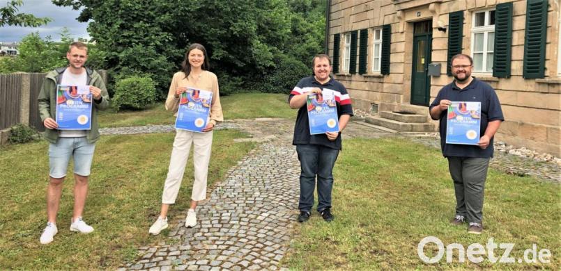 Patrick Meyer, Sarah Meyer, Dominik Kugler und Bürgermeister Hans Walter (von links) mit den Plakaten für das diesjährige Ferienprogramm. Bild: Gemeinde Kastl/Hans Walter/exb