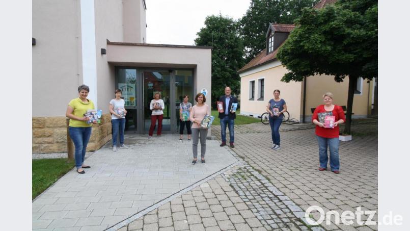 20 Kinder- und Jugendbücher schenkte der Strickkreis Schwarzenbach mit Sprecherin Ingrid Schmid (Dritte von links) der Gemeindebücherei. Bibliotheksgruppensprecherin Anja Kirschsieper (links) und Bürgermeister Thorsten Hallmann (Dritter von rechts) dankten für diese Bereicherung des Angebots. Bild: bjp