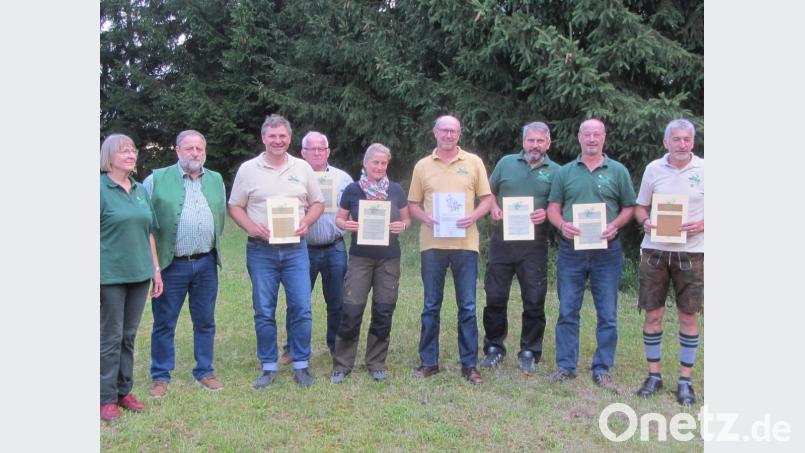Hornmeisterin Ursula Nückel und Hegegemeinschaftsleiter Uwe Deeg zeichneten Markus. Engl, Johann. Prüfling, Ilona Baumann Christian Weiß, Michael Baumann, Andreas Polleti und Bertin Weikmann (von links) aus. Bild: ksi