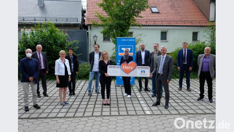 Gute Nachricht für neun Schulen. Regionalmarktleiter Stefan Schedl und einige Geschäftsstellenleiter der Volksbank Raiffeisenbank Nordoberpfalz überreichten an die Schulleiter oder deren Vertreter Geldspenden in Höhe von insgesamt 2.500 Euro. Bild: do