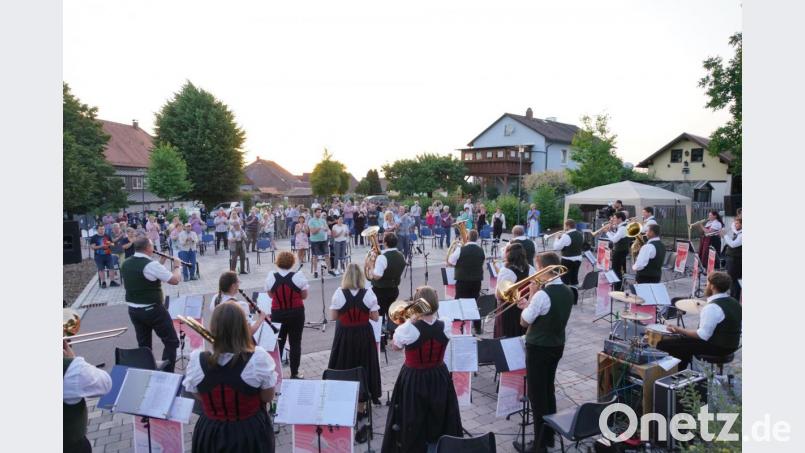 Der Kultursommer Waldthurn 2021 wird mit einer Sommerserenade am Hostauplatz in Waldthurn mit der Trachtenkapelle Waldthurn unter der Leitung von Kornelia Kraus eingeläutet. Bild: fvo