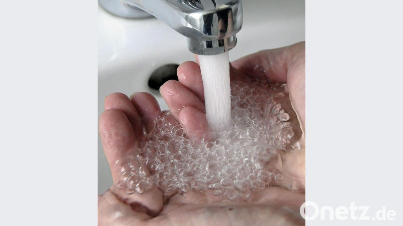 Das Wasser in Tirschenreuth muss weiterhin abgekocht werden. Symbolbild: amb