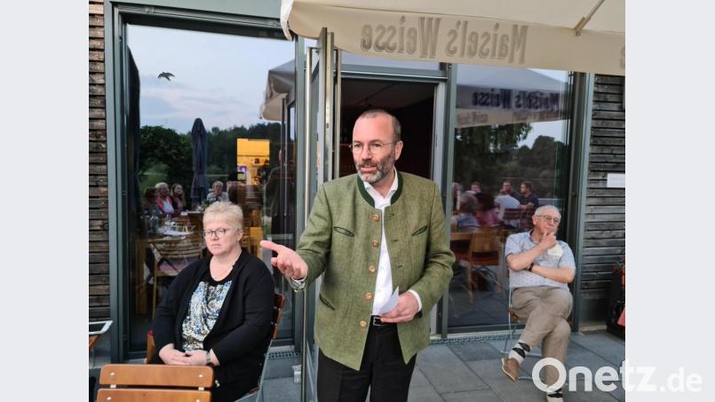 Manfred Weber, Sprecher der EVP-Fraktion im Europäischen Parlament, erklärt beim Sommergespräch des CSU-Ortsverbands Eschenbach die Politik der Europäischen Union. Bild: sne