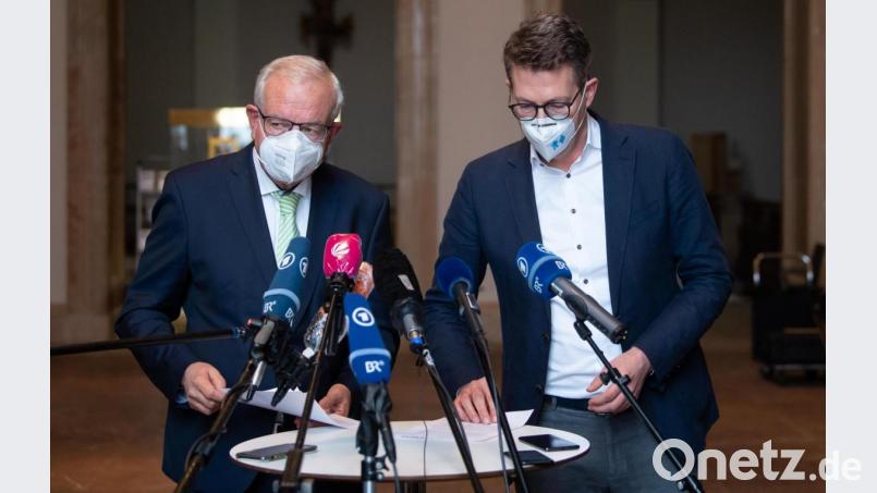 Thomas Kreuzer (links), Fraktionsvorsitzender der CSU im Bayerischen Landtag, spricht von der größten Reform des Abgeordnetengesetz, das es jemals gegeben habe. Bild: Sven Hoppe/dpa
