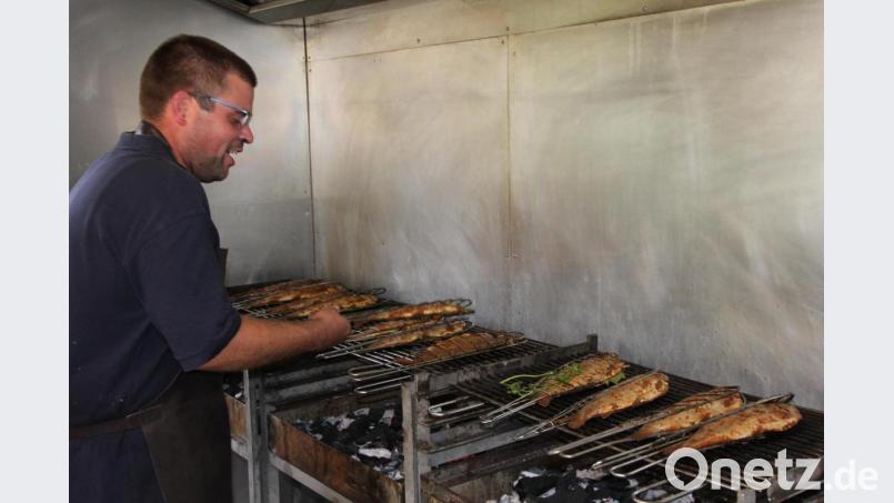 Tobias Kipferl beim Grillen von Forellen - eine heiße Angelegenheit. Bild: kro