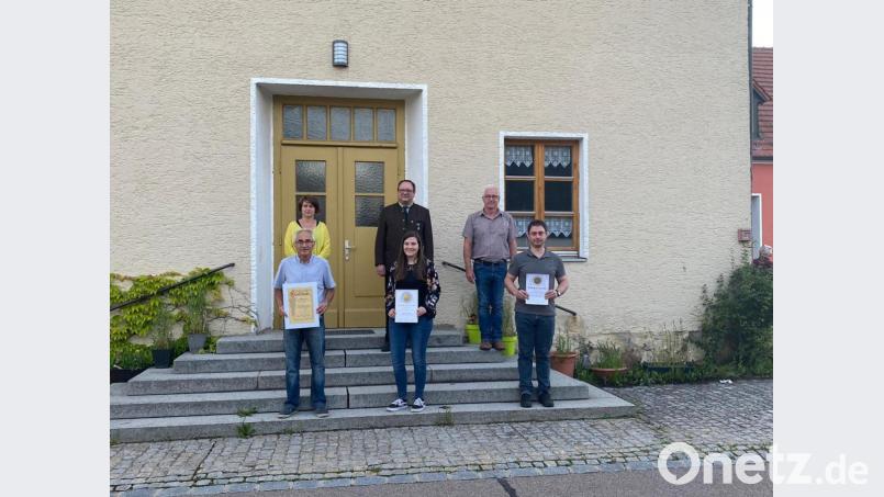Für ihre langjährige Treue wurden einige Mitglieder ausgezeichnet. Bild: ral