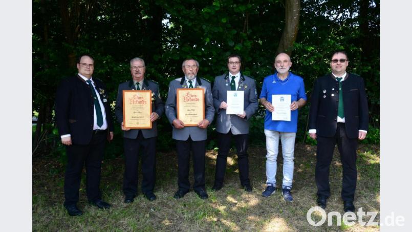 Erster Gauschützenmeister Stefan Brandmiller (links) überreicht die Urkunden des Sportschützengrenzgaues zur Ernennung zum Ehrenmitglied an Ernst Ring und Alois Pelzl (Zweiter und Dritter von links) sowie die Auszeichnungen des Bayerischen Sportschützenbundes an Josef Herrmann und Dominik Brenner (Zweiter und Dritter von rechts). Zu den Ehrungen gratuliert auch Zweiter Gauschützenmeister Florian Frischmann (rechts). Bild: bey