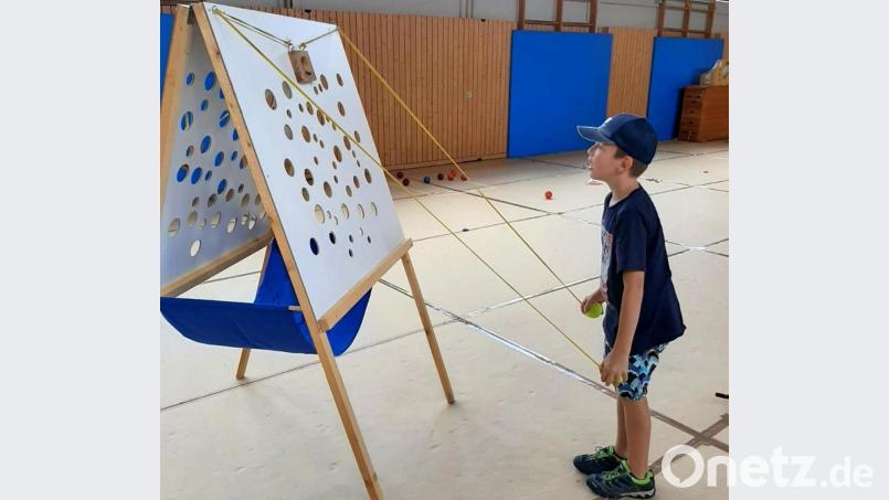 Im vergangenen Jahr musste kurzfristig die Veranstaltung der Wanderfreunde Kirchenthumbach wegen Unwetters in die Turnhalle verlegt werden. Statt einer Wanderung erwarteten die Kinder verschiedene Spielstationen, an denen sie viel Freude hatten. Archivbild: Lettner