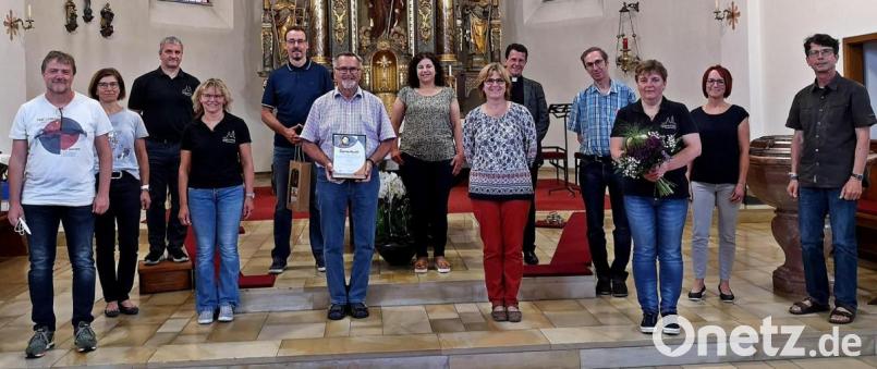 Die Kolpingsfamilie hat ihren Vorstand gewechselt mit (von links) Bernhard Jentsch, Anita Duschner, Roland Hoffmann, Martina Egeter, Martin Duschner, Willibald Fuchs, Beate Suttner, Petra Teichner, Pfarrer Thomas Kohlhepp, Erich Vettori, Beate Neumann, Michaela Ponkratz und Bernhard Kneidl. Bild: R. Kreuzer