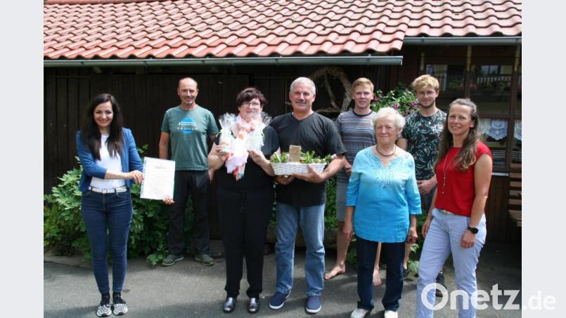 Dank an langjährige Urlauber: Im Bild von links Bürgermeisterin Margit Bayer, Matthias Bauer, Ester und Ralf Geiß, Bastian Bauer, Rosmarie Übelmesser, Luis Bauer und Monika Bauer. Bild: fpoz