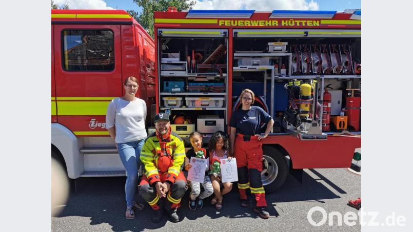 (von links) Erzieherin Regina Draht, Christian Rahn und Christina Lösch von der Feuerwehr Hütten mit den beiden Mädchen des Kindergartens. Bild: jma