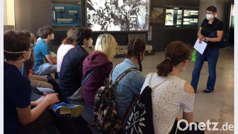 Schüler des Stiftland-Gymnasiums haben die KZ-Gedenkstätte in Flossenbürg besucht. Bild: Sophie Zandt/exb