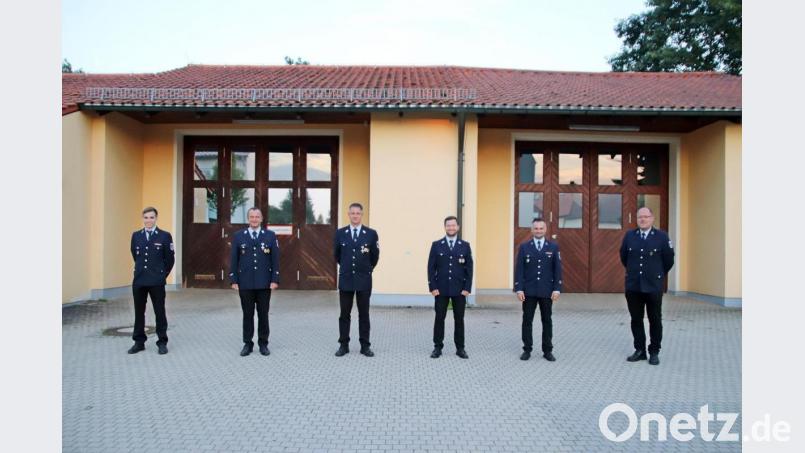 Die neue Feuerwehrführung (von links) besteht aus Lukas Przetak, Robert Klier, Bernd Przetak , Markus Pöllath und Andreas Kick. Bürgermeister Thorsten Hallmann gratuliert. Bild: jma