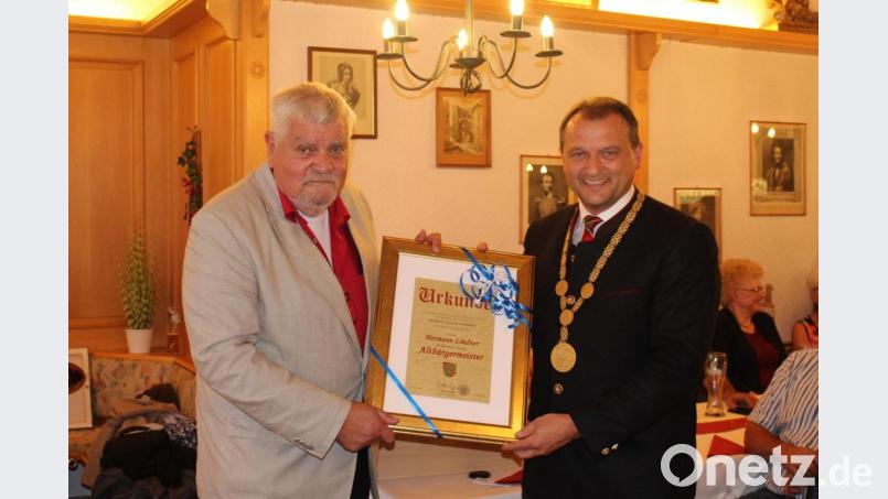 Anton Kappl (rechts) überreicht seinem Vorgänger Hermann Lindner die Ernennungsurkunde zum Altbürgermeister. Lindner habe sich „wie kein anderer“ um die Gemeinde verdient gemacht, sagt Kappl. Bild: Eichl