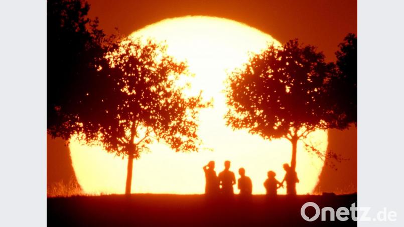 Die Sonne ist beim Klimawandel Segen und Fluch zugleich. Auf der einen Seite liefert sie viel erneuerbare Energie, auf der anderen Seite heizt sie unseren Planeten gnadenlos auf. Bild: Julian Stratenschulte/dpa