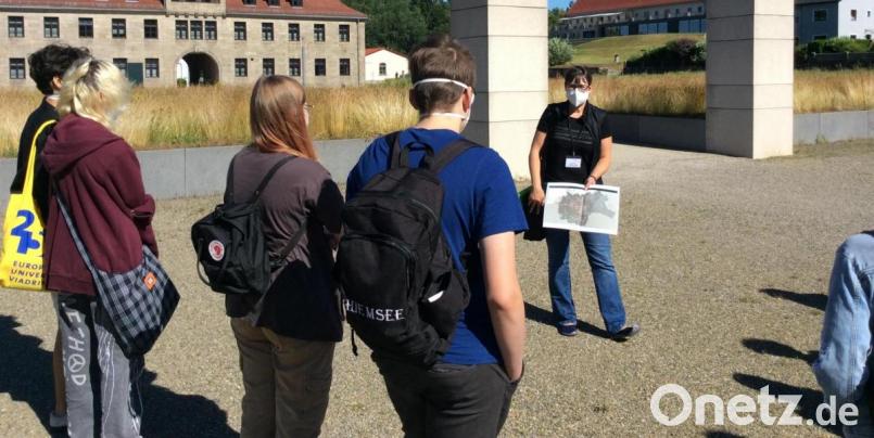 Schüler des Stiftland-Gymnasiums haben die KZ-Gedenkstätte in Flossenbürg besucht. Bild: Sophie Zandt/exb