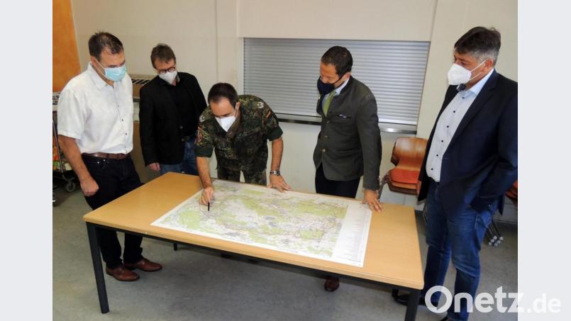 Oberstleutnant Florian Rommel (Mitte) zeigte an der Karte Bürgermeister Edgar Knobloch (von rechts), dem CSU-Bundestagsabgeordneten Albert Rupprecht, Leitenden Baudirektor Roman Beer und stellvertretenden US-Garnisonskommandeur Howard Johnston die Lage der Bauprojekte auf. Bild: mor