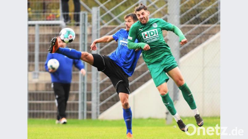Mit 0:3 verlor die SpVgg SV Weiden das letzte Aufeinandertreffen gegen den SV Fortuna Regensburg im Oktober 2020 (Szene). Benjamin Werner (links) wird bei der Revanche zum Saisonauftakt nicht dabei sein. Der Stürmer fällt mit einem Bänderriss im Knie rund sieben Wochen aus. Bild: Gerd Büttner