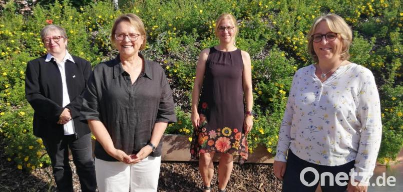 Wechsel in der Kita Kunterbunt (von links): Sabine Bogner (BRK Amberg-Sulzbach), die scheidende Leiterin Gisela Herbst-Schötz, Anja Hopf (BRK Amberg-Sulzbach) und die neue Chefin Susanne Hammer. Bild: Dimper, Robert