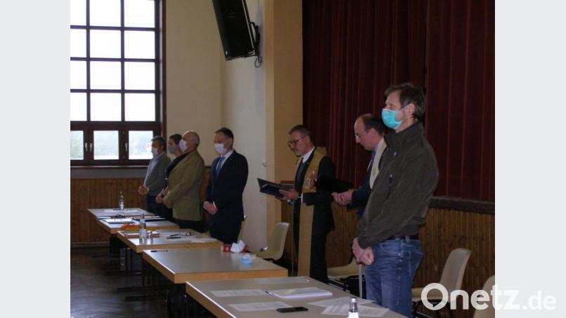 Eine kurze Andacht mit Stadtpfarrer Thomas Vogl und Diakon Fritz Lieb eröffnete die erste Sitzung in der neuen Amtsperiode des neuen Stadtrats. Bild: pz
