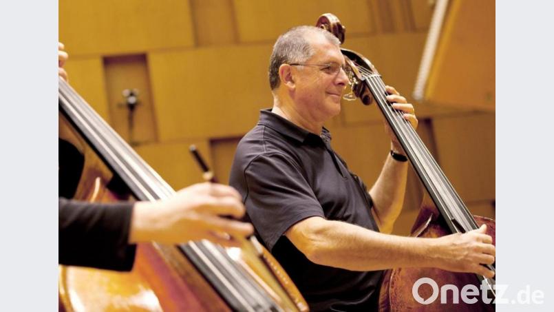 Albert Sommer in Aktion: Als Kontrabassist war er viele Jahre lang mit der NDR-Radiophilharmonie auf Konzerten in der ganzen Welt unterwegs. Bild: Albert Sommer/exb