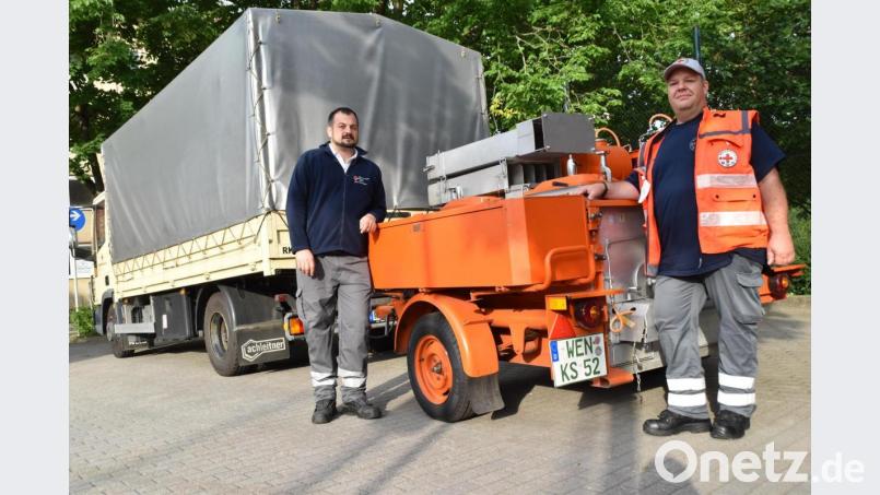 Christian Lenk (Kirchenthumbach) und Feldkoch Joachim Schmid fahren im LKW mit dem Anhänger &quot;Gulaschkanone&quot;. Bild: hcz