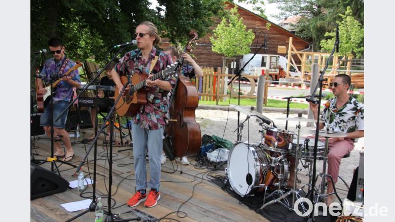 Leadsänger Matze Wolf in seinem Element, hier mit seiner Band &quot;Widersacher aller Liedermacher&quot;. Bild: kro