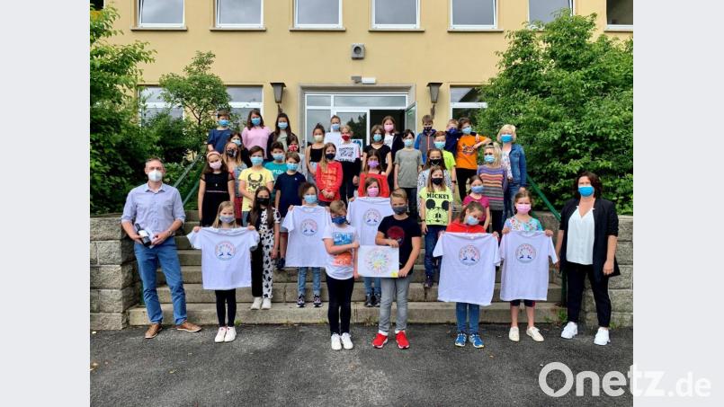 Die Hirschauer Grund- und Mittelschule hat ab sofort ein Schullogo. Michael Luber (vorne links) kombinierte dazu die Bilder der Malwettbewerbssieger Valentin Garban und Noah Matthis. Studienrätin Hildegard Feyrer (hinten rechts) koordinierte die Erstbestellungen. Rektorin Birgit Härtl (vorne rechts) überreichte die ersten Exemplare an die Viertklässler. Bild: u